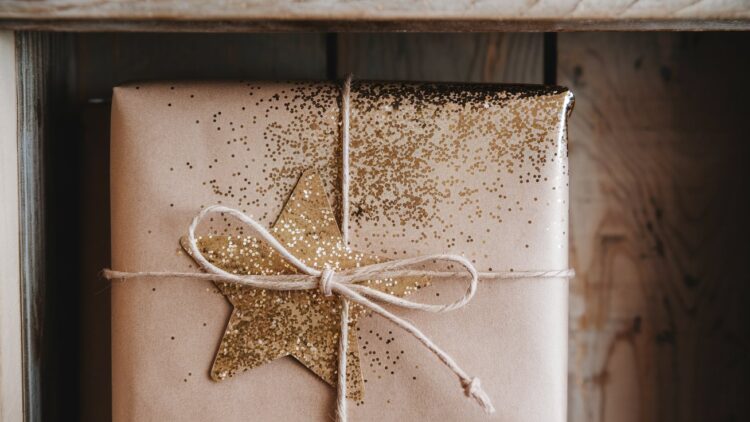 a-photo-of-a-biodegradable-glitter-being-used-to-a-wbr_0CmcT-yqLreZybIZmg-F9idv39rT0Oz3fI4s2PVZQ