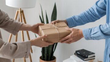a-photo-of-a-person-giving-a-gift-to-ano_DcSxS2xZRpOhfAhUFepvPg_dMm1lrR0Ql2Rd5P0b6NJow